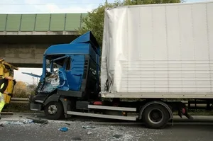 Auffahrunfall eines LKW Sattelschleppers auf der Autobahn bei Frankfurt